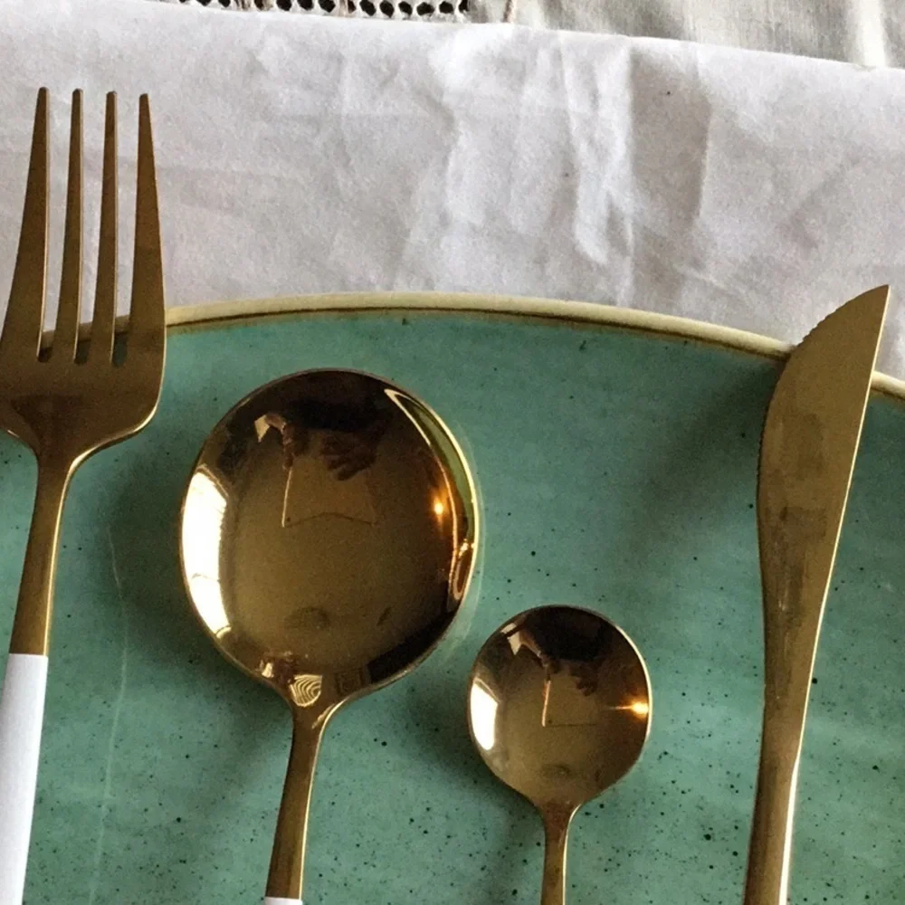 Uniturky Round GOLDTone & WHITE  32 PC STAINLESS STEEL FRENCH MADE  TABLE FOR‎ 8